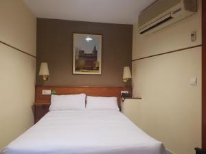 a bedroom with a large white bed in a room at El Jardi in Barcelona