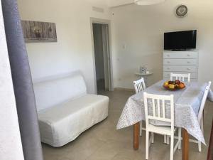 una pequeña sala de estar con mesa y sofá en Zibi&Bibbo en Marsala