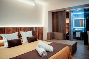 ein Hotelzimmer mit 2 Betten und einem Bad in der Unterkunft La Trobada Hotel Boutique in Ripoll