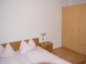 Rúm í herbergi á Pension Pichler