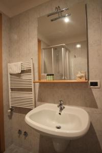 a bathroom with a white sink and a mirror at Hotel Oasi Dei Discepoli in Orvieto