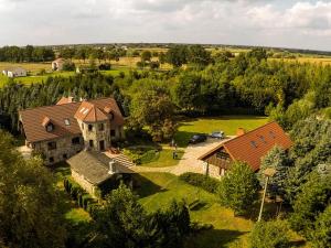 Et luftfoto af Villa Żelazowa Wola