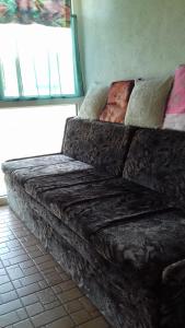 ein braunes Sofa in einem Raum mit einem Fenster in der Unterkunft Apartment Bella Vista Park view in Poreč