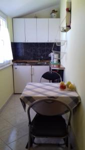 eine Küche mit einem Tisch mit Obst darauf in der Unterkunft Apartment Bella Vista Park view in Poreč