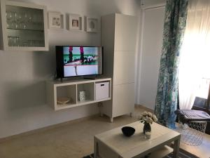 a living room with a tv and a coffee table at Apartamento Trinidad mit Netflix in Fuengirola
