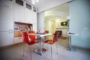 une salle à manger avec des chaises rouges et une table dans la cuisine dans l'établissement B&B Brindesi, à Brindisi