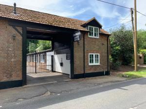 una entrada a un edificio de ladrillo con una puerta en Fornham Guest House, en Chertsey