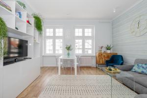 un soggiorno con un divano e un tavolo di Hello Apartments Chlebnicka a Danzica