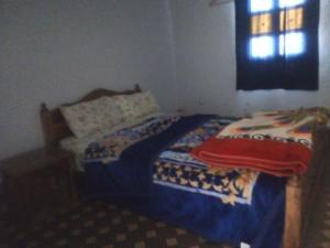 Rúm í herbergi á Tizi N Test LA BELLE VUE HOTEL Cafe Restaurant 2100M alt