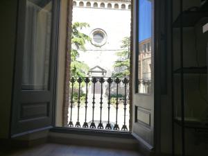 una porta aperta con vista su una recinzione di Can Puig de la Pera a La Pera