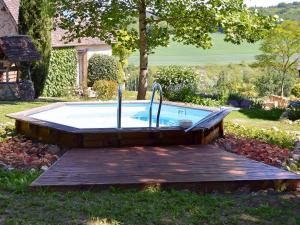 Baseinas apgyvendinimo įstaigoje Pleasant cottage with pool large garden and beautiful view arba netoliese