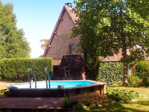 Baseinas apgyvendinimo įstaigoje Pleasant cottage with pool large garden and beautiful view arba netoliese