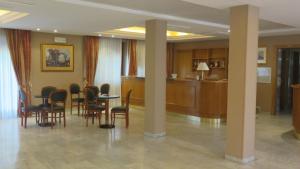 une salle à manger avec une table et des chaises dans un bâtiment dans l'établissement Hotel Oasi Dei Discepoli, à Orvieto
