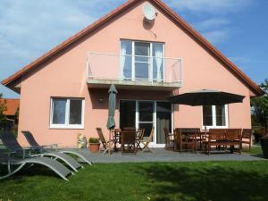 MalchowにあるPleasant Holiday Home in Malchow near the Beachのピンクの家