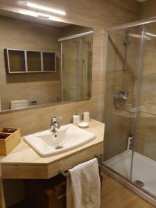 uma casa de banho com um lavatório e um chuveiro em LA GATERA 1D BAJO ARAGON - MATARRAÑA em Fabara