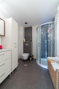 uma casa de banho com um chuveiro e um WC. em Amazing 1BR Penthouse with terrasse near Neve tzedek em Tel Aviv