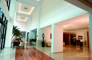 a lobby of a building with white walls and ceilings at Luz Plaza São Paulo in Sao Paulo