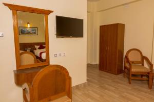 Uma televisão e/ou sistema de entretenimento em Hotel Elegant