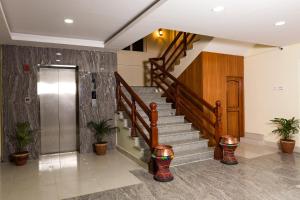 um átrio com uma escada e uma escada em Hotel Elegant em Pokhara