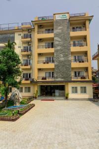 um edifício com um pátio em frente em Hotel Elegant em Pokhara