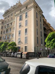 une voiture blanche garée devant un bâtiment dans l'établissement Olafo’s house, à Rome