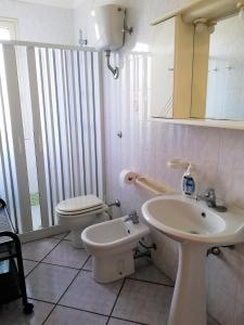 ガリポリにあるCasa Gattoのバスルーム(トイレ、洗面台付)