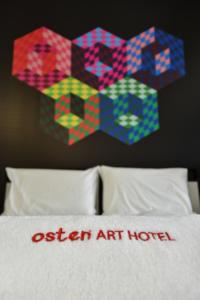 Postel nebo postele na pokoji v ubytování Osten Art Hotel