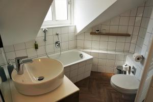 ein Bad mit einem Waschbecken und einem WC in der Unterkunft dieSonne in Weimar