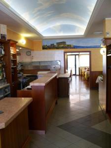 una gran cocina con barra en un restaurante en Bed & Breakfast Nettuno, en Comun Nuovo