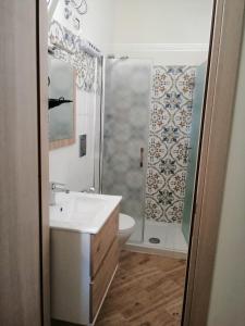 La salle de bains est pourvue d'un lavabo, de toilettes et d'une douche. dans l'établissement B&B Stella del Mare, à Lampedusa