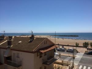 ein Blick auf den Strand vom Balkon eines Gebäudes in der Unterkunft Studio cabine Toi et Moi à 30 m de la plage de Valras centre in Valras-Plage