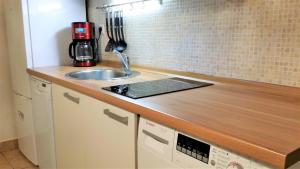 Kuchyňa alebo kuchynka v ubytovaní Authentic Mediterranean Apartment + 7 fotografií