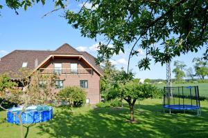 ein Haus mit einem Hof mit Schaukel in der Unterkunft Ferienwohnung Zudar auf Rügen in Zudar