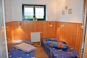 Ein Bett oder Betten in einem Zimmer der Unterkunft Ferienwohnung Zudar auf Rügen