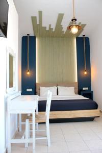 Tempat tidur dalam kamar di Ikaros Art Hotel
