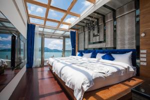 a bedroom with a large bed and a large window at Shuian Lakeside Hotel in Yuchi
