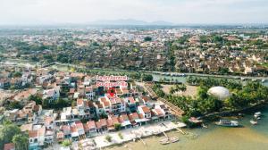 uma vista aérea de uma cidade com um rio e edifícios em La An Central Boutique Villa em Hoi An