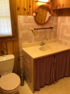 une salle de bains avec toilettes et lavabo dans l'établissement Chalet du Meilly, à Saint-Gervais-les-Bains 24 autres photos