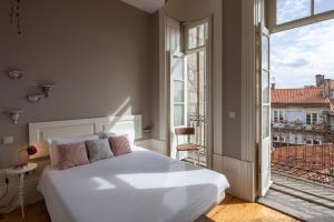 En eller flere senge i et værelse på Being Porto Hostel