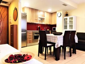 リョレート・デ・マルにあるLloret Beach Apartmentsのキッチン(テーブル、椅子付)