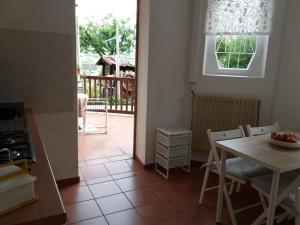 Balkón nebo terasa v ubytování Grazioso appartamento tra cultura, lago e montagna