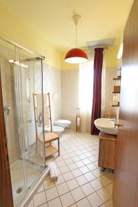 y baño con 2 lavabos, ducha y aseo. en B&B Ombretta, en Valeggio sul Mincio
