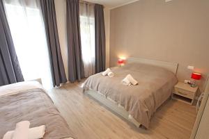 - une chambre avec un lit et des serviettes dans l'établissement B&B Ombretta, à Valeggio sul Mincio