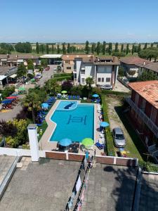 een uitzicht over een zwembad in een resort bij Hotel Centrale in Eraclea Mare