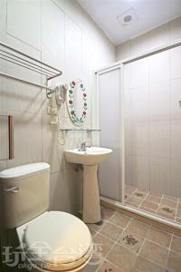 y baño con aseo, lavabo y ducha. en Lanyu Shundouchi Homestay, en Lanyu
