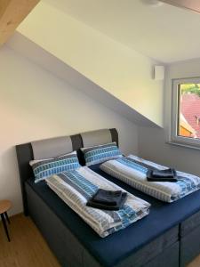 twee bedden zittend op een blauw bed in een kamer bij Silvias Ferienwohnung in Überlingen