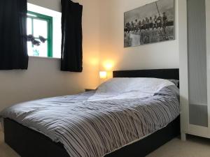 1 dormitorio con 1 cama en una habitación con ventana en Westwood Barn Holiday Let, en Brough Sowerby