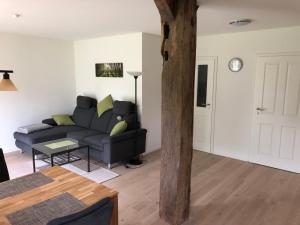 ein Wohnzimmer mit Sofa und Tisch in der Unterkunft Modernes Apartment in ruhiger Lage, 70qm, 4 Personen in Brietlingen