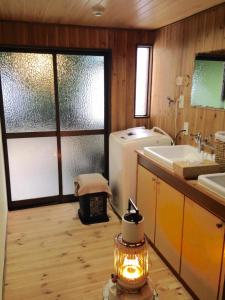 Een badkamer bij Mt Fuji Historical Oshi house hitsuki