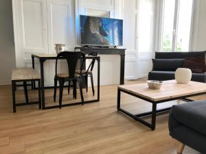 - un salon avec un canapé et une table dans l'établissement Le secret de Léa, à Rouen